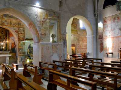 ...con le tre navate divise da robusti pilastri quadrangolari sormontati da archi...